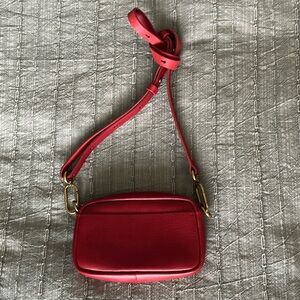 Madewell Leather Carabiner Mini
Crossbody Bag
